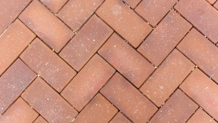 cleaning-flagstone-walkways